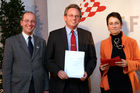 (C) fotodienst/Anna Rauchenberger - Wien, 04.12.2008 - Austrian Research Promotion Agency (FFG): 'Austrian Champions in European Research'. FOTO: Sektionschef Mag. Friedrich Faulhammer (BMWF) und DI Dr. Sabine Herlitschka (Bereichsleiterin, FFG Europäische und Internationale Programme) gratulieren den 'Austrian Champions in European Research'