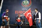 Während die türkischen Fans noch gespannt auf den Beginn des EM-Spiels Türkei - Tschechien warteten, unterhielt eine türkische Folkloregruppe am Sonntag abend die Fußballfreunde in der Salzburger Fanzone. Mit Tanz und Musik begeisterte die traditionelle Volkstanzgruppe auf der FanZonen-Bühne und ließ die Zeit bis zum Ankick wie im Flug vergehen. Das Projekt „Europe lives in Salzburg