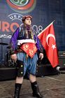 Während die türkischen Fans noch gespannt auf den Beginn des EM-Spiels Türkei - Tschechien warteten, unterhielt eine türkische Folkloregruppe am Sonntag abend die Fußballfreunde in der Salzburger Fanzone. Mit Tanz und Musik begeisterte die traditionelle Volkstanzgruppe auf der FanZonen-Bühne und ließ die Zeit bis zum Ankick wie im Flug vergehen. Das Projekt „Europe lives in Salzburg