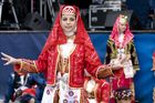 Während die türkischen Fans noch gespannt auf den Beginn des EM-Spiels Türkei - Tschechien warteten, unterhielt eine türkische Folkloregruppe am Sonntag abend die Fußballfreunde in der Salzburger Fanzone. Mit Tanz und Musik begeisterte die traditionelle Volkstanzgruppe auf der FanZonen-Bühne und ließ die Zeit bis zum Ankick wie im Flug vergehen. Das Projekt „Europe lives in Salzburg