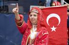 Während die türkischen Fans noch gespannt auf den Beginn des EM-Spiels Türkei - Tschechien warteten, unterhielt eine türkische Folkloregruppe am Sonntag abend die Fußballfreunde in der Salzburger Fanzone. Mit Tanz und Musik begeisterte die traditionelle Volkstanzgruppe auf der FanZonen-Bühne und ließ die Zeit bis zum Ankick wie im Flug vergehen. Das Projekt „Europe lives in Salzburg