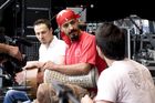 Während die türkischen Fans noch gespannt auf den Beginn des EM-Spiels Türkei - Tschechien warteten, unterhielt eine türkische Folkloregruppe am Sonntag abend die Fußballfreunde in der Salzburger Fanzone. Mit Tanz und Musik begeisterte die traditionelle Volkstanzgruppe auf der FanZonen-Bühne und ließ die Zeit bis zum Ankick wie im Flug vergehen. Das Projekt „Europe lives in Salzburg