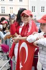 Während die türkischen Fans noch gespannt auf den Beginn des EM-Spiels Türkei - Tschechien warteten, unterhielt eine türkische Folkloregruppe am Sonntag abend die Fußballfreunde in der Salzburger Fanzone. Mit Tanz und Musik begeisterte die traditionelle Volkstanzgruppe auf der FanZonen-Bühne und ließ die Zeit bis zum Ankick wie im Flug vergehen. Das Projekt „Europe lives in Salzburg