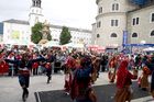 Während die türkischen Fans noch gespannt auf den Beginn des EM-Spiels Türkei - Tschechien warteten, unterhielt eine türkische Folkloregruppe am Sonntag abend die Fußballfreunde in der Salzburger Fanzone. Mit Tanz und Musik begeisterte die traditionelle Volkstanzgruppe auf der FanZonen-Bühne und ließ die Zeit bis zum Ankick wie im Flug vergehen. Das Projekt „Europe lives in Salzburg