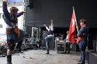 Während die türkischen Fans noch gespannt auf den Beginn des EM-Spiels Türkei - Tschechien warteten, unterhielt eine türkische Folkloregruppe am Sonntag abend die Fußballfreunde in der Salzburger Fanzone. Mit Tanz und Musik begeisterte die traditionelle Volkstanzgruppe auf der FanZonen-Bühne und ließ die Zeit bis zum Ankick wie im Flug vergehen. Das Projekt „Europe lives in Salzburg