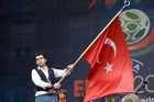 Während die türkischen Fans noch gespannt auf den Beginn des EM-Spiels Türkei - Tschechien warteten, unterhielt eine türkische Folkloregruppe am Sonntag abend die Fußballfreunde in der Salzburger Fanzone. Mit Tanz und Musik begeisterte die traditionelle Volkstanzgruppe auf der FanZonen-Bühne und ließ die Zeit bis zum Ankick wie im Flug vergehen. Das Projekt „Europe lives in Salzburg