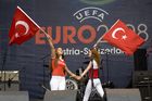 Während die türkischen Fans noch gespannt auf den Beginn des EM-Spiels Türkei - Tschechien warteten, unterhielt eine türkische Folkloregruppe am Sonntag abend die Fußballfreunde in der Salzburger Fanzone. Mit Tanz und Musik begeisterte die traditionelle Volkstanzgruppe auf der FanZonen-Bühne und ließ die Zeit bis zum Ankick wie im Flug vergehen. Das Projekt „Europe lives in Salzburg