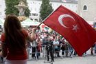 Während die türkischen Fans noch gespannt auf den Beginn des EM-Spiels Türkei - Tschechien warteten, unterhielt eine türkische Folkloregruppe am Sonntag abend die Fußballfreunde in der Salzburger Fanzone. Mit Tanz und Musik begeisterte die traditionelle Volkstanzgruppe auf der FanZonen-Bühne und ließ die Zeit bis zum Ankick wie im Flug vergehen. Das Projekt „Europe lives in Salzburg