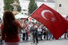 Während die türkischen Fans noch gespannt auf den Beginn des EM-Spiels Türkei - Tschechien warteten, unterhielt eine türkische Folkloregruppe am Sonntag abend die Fußballfreunde in der Salzburger Fanzone. Mit Tanz und Musik begeisterte die traditionelle Volkstanzgruppe auf der FanZonen-Bühne und ließ die Zeit bis zum Ankick wie im Flug vergehen. Das Projekt „Europe lives in Salzburg