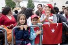 Während die türkischen Fans noch gespannt auf den Beginn des EM-Spiels Türkei - Tschechien warteten, unterhielt eine türkische Folkloregruppe am Sonntag abend die Fußballfreunde in der Salzburger Fanzone. Mit Tanz und Musik begeisterte die traditionelle Volkstanzgruppe auf der FanZonen-Bühne und ließ die Zeit bis zum Ankick wie im Flug vergehen. Das Projekt „Europe lives in Salzburg