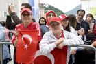 Während die türkischen Fans noch gespannt auf den Beginn des EM-Spiels Türkei - Tschechien warteten, unterhielt eine türkische Folkloregruppe am Sonntag abend die Fußballfreunde in der Salzburger Fanzone. Mit Tanz und Musik begeisterte die traditionelle Volkstanzgruppe auf der FanZonen-Bühne und ließ die Zeit bis zum Ankick wie im Flug vergehen. Das Projekt „Europe lives in Salzburg