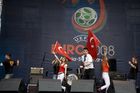 Während die türkischen Fans noch gespannt auf den Beginn des EM-Spiels Türkei - Tschechien warteten, unterhielt eine türkische Folkloregruppe am Sonntag abend die Fußballfreunde in der Salzburger Fanzone. Mit Tanz und Musik begeisterte die traditionelle Volkstanzgruppe auf der FanZonen-Bühne und ließ die Zeit bis zum Ankick wie im Flug vergehen. Das Projekt „Europe lives in Salzburg