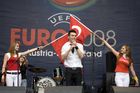 Während die türkischen Fans noch gespannt auf den Beginn des EM-Spiels Türkei - Tschechien warteten, unterhielt eine türkische Folkloregruppe am Sonntag abend die Fußballfreunde in der Salzburger Fanzone. Mit Tanz und Musik begeisterte die traditionelle Volkstanzgruppe auf der FanZonen-Bühne und ließ die Zeit bis zum Ankick wie im Flug vergehen. Das Projekt „Europe lives in Salzburg