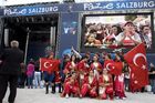 Während die türkischen Fans noch gespannt auf den Beginn des EM-Spiels Türkei - Tschechien warteten, unterhielt eine türkische Folkloregruppe am Sonntag abend die Fußballfreunde in der Salzburger Fanzone. Mit Tanz und Musik begeisterte die traditionelle Volkstanzgruppe auf der FanZonen-Bühne und ließ die Zeit bis zum Ankick wie im Flug vergehen. Das Projekt „Europe lives in Salzburg