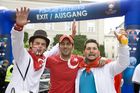 Während die türkischen Fans noch gespannt auf den Beginn des EM-Spiels Türkei - Tschechien warteten, unterhielt eine türkische Folkloregruppe am Sonntag abend die Fußballfreunde in der Salzburger Fanzone. Mit Tanz und Musik begeisterte die traditionelle Volkstanzgruppe auf der FanZonen-Bühne und ließ die Zeit bis zum Ankick wie im Flug vergehen. Das Projekt „Europe lives in Salzburg