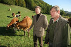 (C) Fotodienst/Anna Rauchenberger - Winzendorf - Genuss Profi Schneebergland Jungrind: Josef Schmutzer, Chef des Gasthaus Schmutzer in Winzendorf, setzt auf regionales Fleisch und Produkte aus der Umgebung. In der Küche schwingt Gattin Ute Schmutzer den Kochlöffel und verkocht dabei ausschließlich Rindfleisch aus der Region - beispielsweise von Franz Garber, einem Bio-Bauern aus Waldegg.