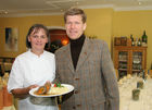 (C) Fotodienst/Anna Rauchenberger - Winzendorf - Genuss Profi Schneebergland Jungrind: Josef Schmutzer, Chef des Gasthaus Schmutzer in Winzendorf, setzt auf regionales Fleisch und Produkte aus der Umgebung. In der Küche schwingt Gattin Ute Schmutzer den Kochlöffel und verkocht dabei ausschließlich Rindfleisch aus der Region - beispielsweise von Franz Garber, einem Bio-Bauern aus Waldegg.