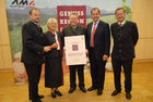 BM Josef Pröll (2.v.re.), Landesrat Josef Stockinger (li.) und Heinz Pöttinger (re.) gratulieren der neuen Genuss Region Innviertler Surspeck