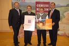 BM Josef Pröll (re.) und Landesrat Josef Stockinger (li.) gratulieren der neuen Genuss Region Schlierbacher Geflügel