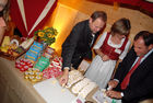 BM Josef Pröll (re.) und Landesrat Josef Stockinger (li.) beim Verkosten der zahlreichen Schmankerl aus den Genuss Regionen Oberösterrreichs