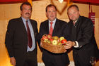 BM Josef Pröll (mi.) und Landesrat Josef Stockinger (re.) beim Verkosten der zahlreichen Schmankerl aus den Genuss Regionen Oberösterrreichs