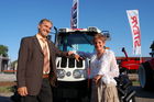 Premierenpublikum vor dem Premiere-Steyr Traktor in St. Valentin.