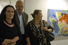 Der Malerin Erika Seywald aus Wien ist die neueste Präsentation der Galerie Königsblau in Stuttgart im Königsbau gewidmet. Bei der Vernissage traf sie (links) den Maler Christoph Dornier (Mitte) der von der gleichen Galerie vertreten wird.