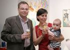 (C) fotodienst/Anna Rauchenberger - Wien 23.06.2006 - 15 Jahre Temmel, Seywald & Partner im Kunstraum in den Ringstraßengalerien. Foto: PR-Berater Thomas Neuhauser mit Familie.