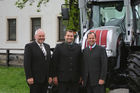 v.l. CNH Österreich Gebietsproduktleiter Josef Knapp, Geschäftsführer Maschinenring Osttirol Gumpitsch Johann und Landwirtschaftsminister Josef Pröll
