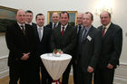Starke Marken - starke Regionen. Bild 1.Reihe v.l.: Andreas Klauser (CNH Österreich), Marius Semmler (Zielpunkt), BM DI Josef Pröll (BMLFUW), DI Rudolf Purkhauser (IGP). 2. Reihe v.l.: Mag. Rudolf Berger (Berger Fleischwaren), Mag. Volker Hornsteiner (Billa), Dr. Franz Radatz (Radatz), KR Johann Sulzberger (Vorstand Brau Union Österreich). Foto: Anna Rauchenberger, am 17.01.06
