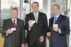 (C) fotodienst/Anna Rauchenberger - Wien 17.10.2006 - Mit der e-card als Bürgerkarte können verschieden Amtswege auf elektronischem Wege bequem von zuhause aus erledigt werden. FOTO v.l.: DKFM. Dr. Erich Pramböck (Generalsekretär des Österreichischen Städtebundes), Dr. Erich Laminger (Verbandsvorsitzender Hauptverband der österr. Sozialversicherungsträger), Herbert Schweiger (GF Microsoft Österreich).