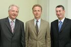 (C) fotodienst/Anna Rauchenberger - Wien 13.07.2006 - Kapsch Bilanz Pressegespräch: Ergebnis gesteigert, Marktführerschaft ausgebaut. FOTO v.l.: Dr. Kari Kapsch (Mitglied des Vorstandes), Mag. Georg Kapsch (Vorsitzender des Vorstandes), Dr. Franz Semmernegg (Mitglied des Vorstandes).