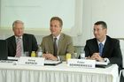 (C) fotodienst/Anna Rauchenberger - Wien 13.07.2006 - Kapsch Bilanz Pressegespräch: Ergebnis gesteigert, Marktführerschaft ausgebaut. FOTO v.l.: Dr. Kari Kapsch (Mitglied des Vorstandes), Mag. Georg Kapsch (Vorsitzender des Vorstandes), Dr. Franz Semmernegg (Mitglied des Vorstandes).