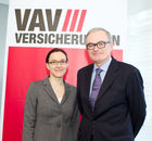  (c) fotodienst/Anna Rauchenberger - Wien, am 25.01.2012 - Naturkatastrophen verursachen Milliardenschäden für die Volkswirtschaft und bedeuten oft eine hohe finanzielle Belastung für die Betroffenen. Auch in Österreich ist die Gefahr von Unwettern und Erdbeben groß. Die Daten der VAV Versicherungs-AG und des Rückversicherungsexperten Guy Carpenter zeigen auf, dass Europa ein Hotspot für Naturkatastrophen ist und die Schadenssumme steigt. FOTO v.l. Silke Hübner, Analytikerin von Guy Carpenter,  Dr. Norbert Griesmayr, Generaldirektor der VAV Versicherungs-AG,: