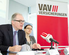  (c) fotodienst/Anna Rauchenberger - Wien, am 25.01.2012 - Naturkatastrophen verursachen Milliardenschäden für die Volkswirtschaft und bedeuten oft eine hohe finanzielle Belastung für die Betroffenen. Auch in Österreich ist die Gefahr von Unwettern und Erdbeben groß. Die Daten der VAV Versicherungs-AG und des Rückversicherungsexperten Guy Carpenter zeigen auf, dass Europa ein Hotspot für Naturkatastrophen ist und die Schadenssumme steigt. FOTO v.l. Dr. Norbert Griesmayr, Generaldirektor der VAV Versicherungs-AG,  Silke Hübner, Analytikerin von Guy Carpenter: