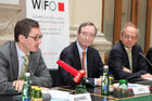  (c) fotodienst/Katharina Schiffl - Wien, am 28.02.2012 - Das Österreichische Institut für Wirtschaftsforschung lädt zur Präsentation empirischer Grundlagen für ein neues, sozio-ökologisches Wachstumsmodell eines europäischen Forschungskonsortium. FOTO Richard Kühnel (Leiter der Vertretung der Europäischen Kommission in Österreich), Christoph Leitl (Präsident der Wirtschaftskammer Österreich und des WIFO), Karl Aiginger (Leiter des WIFO und Koordinator von WWWforEurope).: