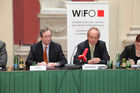  (c) fotodienst/Katharina Schiffl - Wien, am 28.02.2012 - Das Österreichische Institut für Wirtschaftsforschung lädt zur Präsentation empirischer Grundlagen für ein neues, sozio-ökologisches Wachstumsmodell eines europäischen Forschungskonsortium. FOTO Christoph Leitl (Präsident der Wirtschaftskammer Österreich und des WIFO), Karl Aiginger (Leiter des WIFO und Koordinator von WWWforEurope).:
