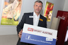  (c) fotodienst/Katharina Schiffl - Wien, am 01.04.2012 - Zu Gast bei „Talk und Tore“ Kapfenberg-Trainer Thomas von Heesen, Admira-Coach Didi Kühbauer und Sky-Experte Markus Schopp, die im Zuge dessen auf den neuen Facebook-Auftritt von Sky Sport Austria hinweisen. FOTO: Kapfenberg-Trainer Thomas von Heesen.: