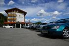 © Fotodienst / Adolf Seywald: Mercedes Cabrio Treffen 10. bis 13. Mai 2012 in Berg im Drautal. Liebhaber legendärer Sportwägen aus sieben Jahrzehnten trafen sich im Ferienhotel Glocknerhof zum Informations- und Erfahrungsaustausch.