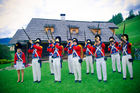 © Fotodienst / Marco Riebler: Mit einem Salutschießen erinnerte die Schützengarde St. Michael im Lungau am Maria Himmelfahrtstag an die Franzosenkriege zwischen 1809 und 1813. Schauplatz war die Napoleonvilla, ein historisches Ferienhaus in Rennweg am Katschberg. Oberkärnten war vor 200 Jahren unter französischer Verwaltung und Teil der 