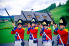 © Fotodienst / Marco Riebler: Mit einem Salutschießen erinnerte die Schützengarde St. Michael im Lungau am Maria Himmelfahrtstag an die Franzosenkriege zwischen 1809 und 1813. Schauplatz war die Napoleonvilla, ein historisches Ferienhaus in Rennweg am Katschberg. Oberkärnten war vor 200 Jahren unter französischer Verwaltung und Teil der 