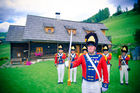 © Fotodienst / Marco Riebler: Mit einem Salutschießen erinnerte die Schützengarde St. Michael im Lungau am Maria Himmelfahrtstag an die Franzosenkriege zwischen 1809 und 1813. Schauplatz war die Napoleonvilla, ein historisches Ferienhaus in Rennweg am Katschberg. Oberkärnten war vor 200 Jahren unter französischer Verwaltung und Teil der 