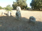 © Fotodienst / Wilfried Seywald. Sardinien ist reich an Bodenschätzen, Kultur- und Naturschätzen. Erst in den letzten Jahrzehnten haben Archäologen die antiken Kulturen der sardischen Völkerschaften ausgegraben, so etwa die Ozieri-Kultur aus der Jungsteinzeit (3.300-2.700 v.Chr.) mit faszinierenden Kultstätten, Felsengräbern und Menhiren, oder auch die Nuraghen-Kultur (1.800-500 v.Chr.), eine hochstehende Zivilisation, die während der Bronzezeit durch den immensen Erzreichtum Sardiniens zu Macht und Wohlstand kam und dies in riesigen Befestigungsanlagen aus Stein und Felsen zum Ausdruck brachte. Foto: Vier Menhire im Archäologiepark Pranu Muttedu.
