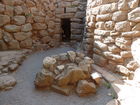 © Fotodienst / Wilfried Seywald. Sardinien ist reich an Bodenschätzen, Kultur- und Naturschätzen. Erst in den letzten Jahrzehnten haben Archäologen die antiken Kulturen der sardischen Völkerschaften ausgegraben, so etwa die Ozieri-Kultur aus der Jungsteinzeit (3.300-2.700 v.Chr.) mit faszinierenden Kultstätten, Felsengräbern und Menhiren, oder auch die Nuraghen-Kultur (1.800-500 v.Chr.), eine hochstehende Zivilisation, die während der Bronzezeit durch den immensen Erzreichtum Sardiniens zu Macht und Wohlstand kam und dies in riesigen Befestigungsanlagen aus Stein und Felsen zum Ausdruck brachte.