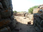 © Fotodienst / Wilfried Seywald. Sardinien ist reich an Bodenschätzen, Kultur- und Naturschätzen. Erst in den letzten Jahrzehnten haben Archäologen die antiken Kulturen der sardischen Völkerschaften ausgegraben, so etwa die Ozieri-Kultur aus der Jungsteinzeit (3.300-2.700 v.Chr.) mit faszinierenden Kultstätten, Felsengräbern und Menhiren, oder auch die Nuraghen-Kultur (1.800-500 v.Chr.), eine hochstehende Zivilisation, die während der Bronzezeit durch den immensen Erzreichtum Sardiniens zu Macht und Wohlstand kam und dies in riesigen Befestigungsanlagen aus Stein und Felsen zum Ausdruck brachte.