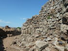 © Fotodienst / Wilfried Seywald. Sardinien ist reich an Bodenschätzen, Kultur- und Naturschätzen. Erst in den letzten Jahrzehnten haben Archäologen die antiken Kulturen der sardischen Völkerschaften ausgegraben, so etwa die Ozieri-Kultur aus der Jungsteinzeit (3.300-2.700 v.Chr.) mit faszinierenden Kultstätten, Felsengräbern und Menhiren, oder auch die Nuraghen-Kultur (1.800-500 v.Chr.), eine hochstehende Zivilisation, die während der Bronzezeit durch den immensen Erzreichtum Sardiniens zu Macht und Wohlstand kam und dies in riesigen Befestigungsanlagen aus Stein und Felsen zum Ausdruck brachte.