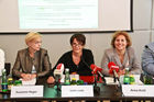 Beschreibung: © fotodienst/Barbara Loschan – Wien, am 17.09.2012 – 3. Piste: Dimensionen einer politischen Entscheidung: Pressekonferenz anlässlich der Erteilung eines positiven Baubescheides durch das Land NÖ für die Parallelpiste 11R/29L am Flughafen Wien im Presseklub Concordia.
DachVerband der unabhängigen Bürgerinitiativen gegen den geplanten Bau der 3. Piste.
FOTO v.l.n.r.: Susanne Heger, Vertragsverletzungsverfahren der EU gegen Österreich; Dr. Jutta Leth, Zur toxikologischen Bewertung von Triebwerksemissionen und die Auswirkungen des Flughafenausbaus auf die österreichische Klimabilanz; Dr. Anna Kreil (MPH), Public Health Aspekte im Zusammenhang mit Fluglärm und den Aufgaben des Staates