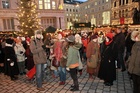 © fotodienst/Barbara Loschan – Wien, am 12.12.2012 – Gasslspieler-Konzert auf dem Altwiener Christkindlmarkt: Nach Jahren der intensiven Auseinandersetzung mit mittelalterlicher Musik arbeitete die Musikgruppe Gasslspieler im Herbst 07 an einem Weihnachtsprogramm. Ein Weihnachtsprogramm das einerseits durch die Auswahl der gespielten Stücke besticht, die von Volksliedern aus dem 15. Jhdt. über Kompositionen von Johann Sebastian Bach bis zu beliebten Klassikern wie Stille Nacht – Heilige Nacht reicht. Und andererseits durch den Klang der großteils selbstgebauten mittelalterlichen Instrumente bezaubert. Mehr Infos auf http://www.gasslspieler.at/
