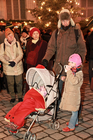 © fotodienst/Barbara Loschan – Wien, am 12.12.2012 – Gasslspieler-Konzert auf dem Altwiener Christkindlmarkt: Nach Jahren der intensiven Auseinandersetzung mit mittelalterlicher Musik arbeitete die Musikgruppe Gasslspieler im Herbst 07 an einem Weihnachtsprogramm. Ein Weihnachtsprogramm das einerseits durch die Auswahl der gespielten Stücke besticht, die von Volksliedern aus dem 15. Jhdt. über Kompositionen von Johann Sebastian Bach bis zu beliebten Klassikern wie Stille Nacht – Heilige Nacht reicht. Und andererseits durch den Klang der großteils selbstgebauten mittelalterlichen Instrumente bezaubert. Mehr Infos auf http://www.gasslspieler.at/
