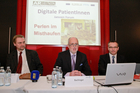 Patient im digitalen Zeitalter: Patienten, Patientenanwalt und Arzt informieren. Foto vlnr.: Dr. Georg Psota, Präsident der Fachgesellschaft für Psychiatrie und Chefarzt der Psychosozialen Dienste in Wien; Sprecher der Patientenanwälte, Dr. Gerald Bachinger und Dr. Erich Eibensteiner, Geschäftsführer von Janssen in Österreich und Initiator des Janssen Forums